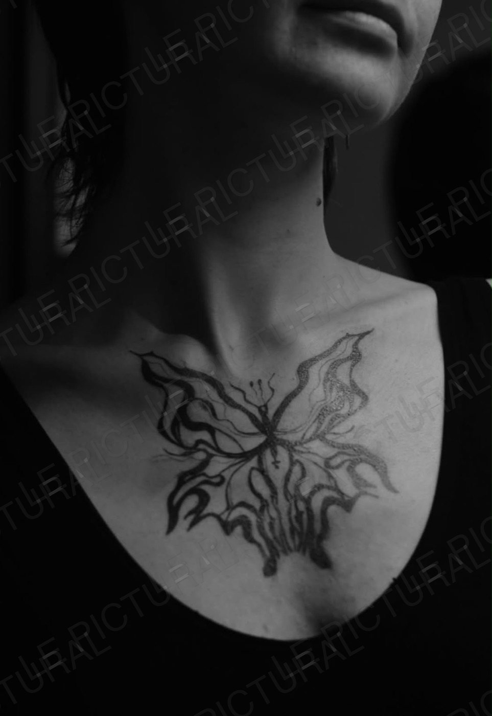 Tatouage de papillon sur le sternum